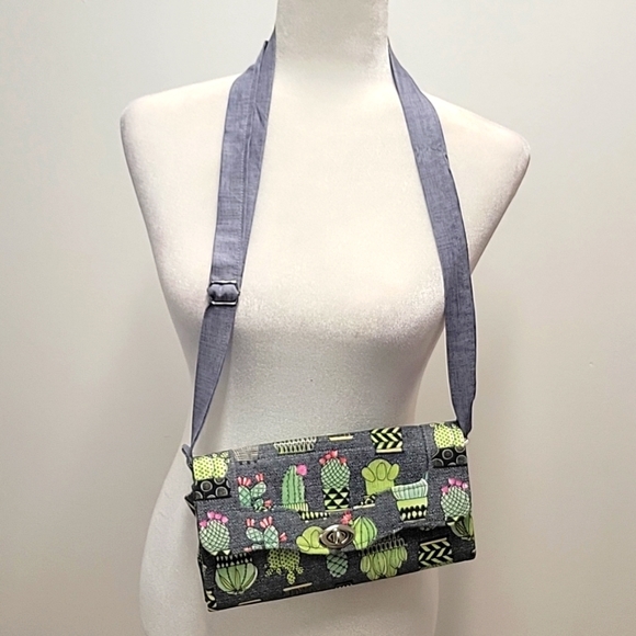 KJM Designs Handbags - KJM Designs Crossbody Purse With Cactus Print One Outside Pocket w/Zipper